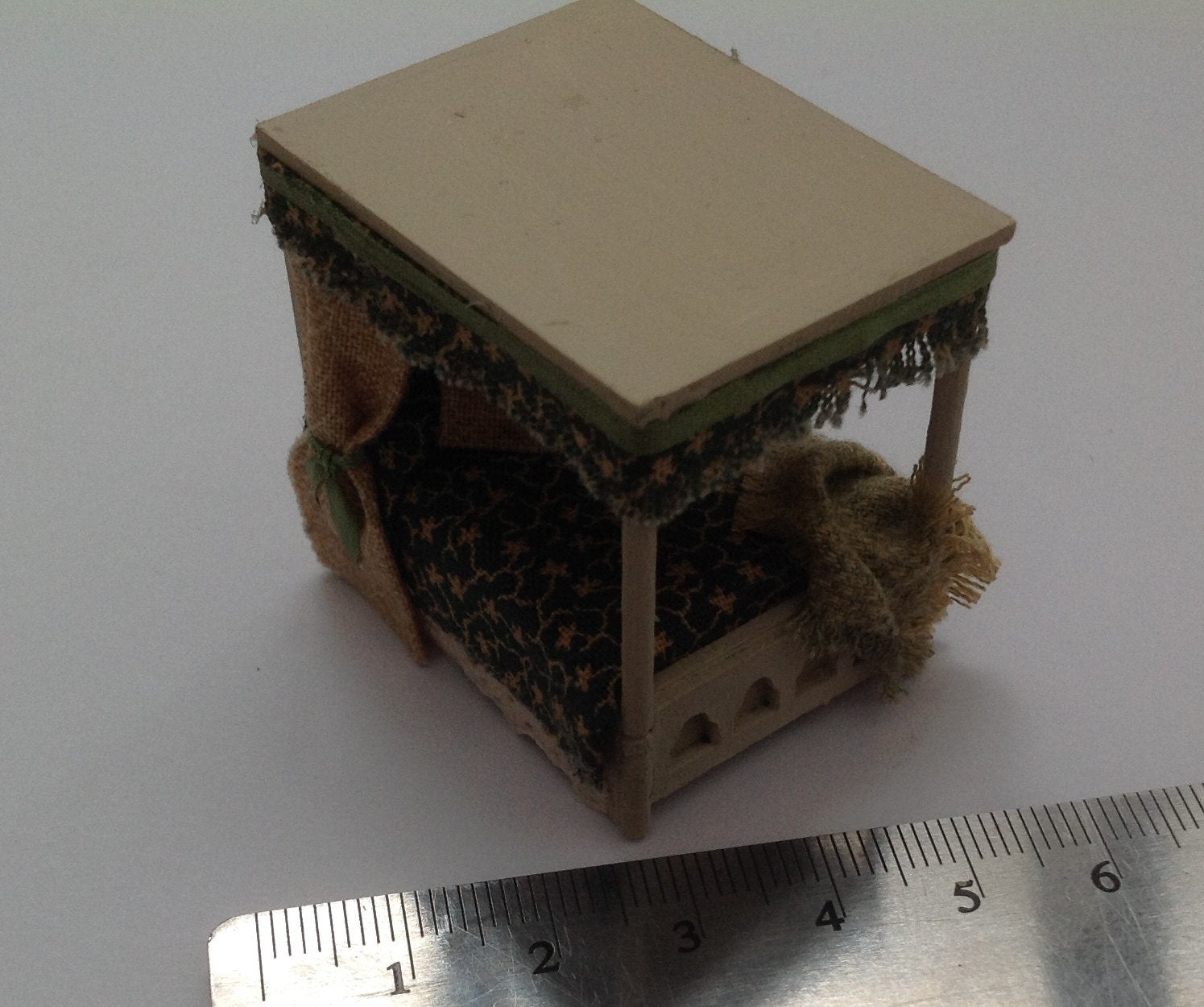 Dolls House Miniatures - Hand Painted Four Poster Bed (1/48th / 1:48/Quarter Scale - william