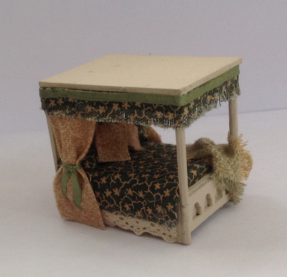 Dolls House Miniatures - Hand Painted Four Poster Bed (1/48th / 1:48/Quarter Scale - william