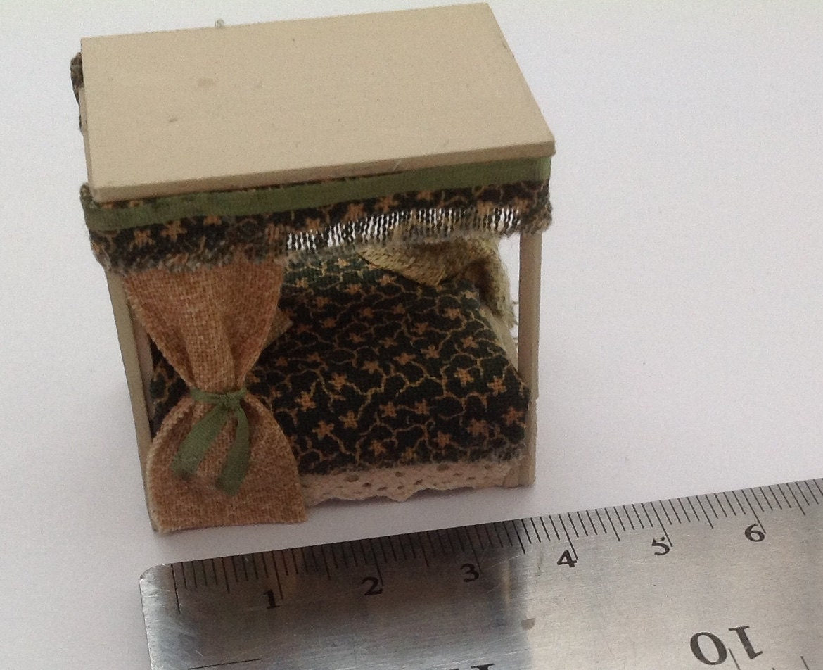 Dolls House Miniatures - Hand Painted Four Poster Bed (1/48th / 1:48/Quarter Scale - william